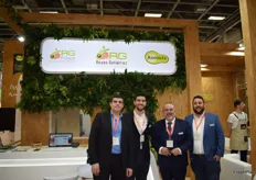 Juan Antonio Reyes Gutiérrez con sus hijos y compañero. La empresa malagueña y con filial en Francia, se especializa en la comercialización de aguacate y mango.